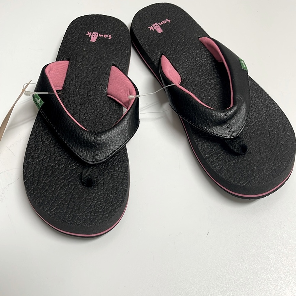 Sanuk flip flop shoes